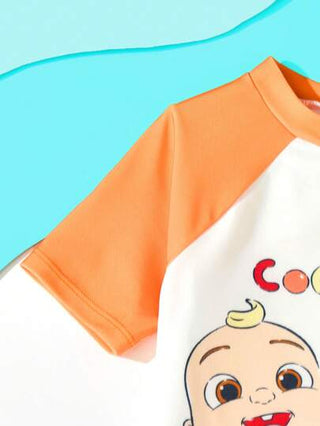 مايوه أولادي CoComelon X  مجموعة سباحة مكونة من قميص أكمام قصيرة وشورت مع طباعة رسم كرتوني لفتى صغير