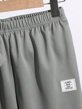SHEIN مجموعة قطعتين من بدلة ملابس للأولاد المراهقين بطراز كاجوال كوليجي، تي شيرت بطبعة حرفية على الرقبة المستديرة وبنطلون طويل، مناسبة للتنقل والمدرسة والاستخدام اليومي والرياضة في الربيع والصيف