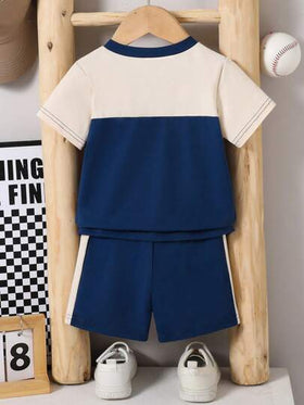 SHEIN ملابس أطفال رضع و صغار الأولاد تشكيلة رياضية كاجوال بقميص كم قصير بياقة على شكل حرف V وشورت رياضي مطبوع، مناسبة للاستخدام اليومي، مشاهدة الرياضة، الصيف