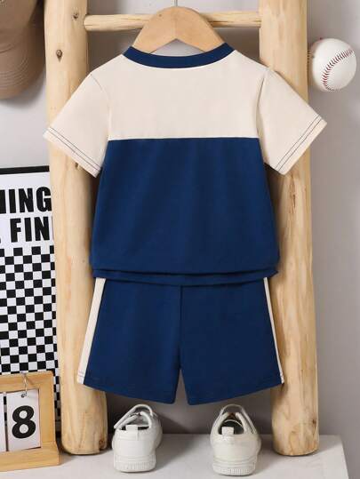 SHEIN ملابس أطفال رضع و صغار الأولاد تشكيلة رياضية كاجوال بقميص كم قصير بياقة على شكل حرف V وشورت رياضي مطبوع، مناسبة للاستخدام اليومي، مشاهدة الرياضة، الصيف