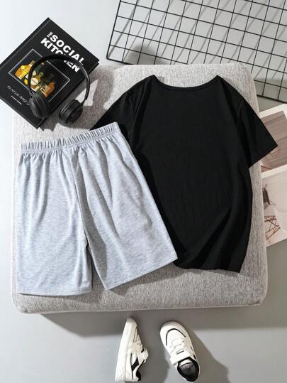 SHEIN بدلة تي شيرت تي شيرت قصيرة الأكمام بيضاء وسروال قصير مطبوع عليها حرف للأولاد، ذوق بسيط ونمط سيارة مناسبة للصيف