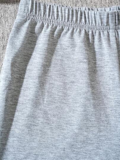 SHEIN بدلة تي شيرت تي شيرت قصيرة الأكمام بيضاء وسروال قصير مطبوع عليها حرف للأولاد، ذوق بسيط ونمط سيارة مناسبة للصيف