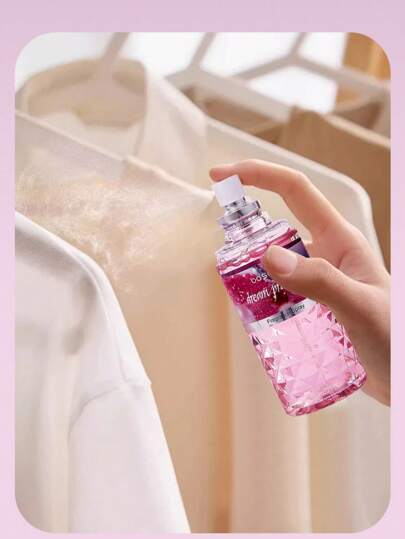 رذاذ هواء معطر وعذب 80/1مل من نوع بوسويا ، يخفف الحالة المزاجية ، ينقي الهواء ، ويزيل الروائح بشكل فعال. تم تصميم القارورة بنقوش عصرية ، عالية الجودة وجذابة للغاية ، مناسبة للأماكن الداخلية واحتفالات الأعياد ، عيد الأم ، حفلات تخرج الطلبة ، هدايا محمولة