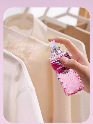 رذاذ هواء معطر وعذب 80/1مل من نوع بوسويا ، يخفف الحالة المزاجية ، ينقي الهواء ، ويزيل الروائح بشكل فعال. تم تصميم القارورة بنقوش عصرية ، عالية الجودة وجذابة للغاية ، مناسبة للأماكن الداخلية واحتفالات الأعياد ، عيد الأم ، حفلات تخرج الطلبة ، هدايا محمولة