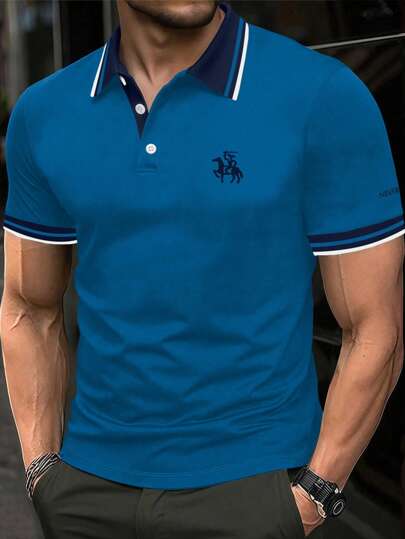 Manfinity Homme قميص بولو رجالي مقاس كبير كاجوال مطبوع بنقوش شكل الجواد مع تطريز خطوط للموسم الصيفي
