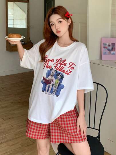 DAZY مجموعة بيجاما مكونة من t-shirt فضفاض مطبوع عليه كلب وأحرف حلوة مع شورت قصير مربع اللون للنساء قطعتين
