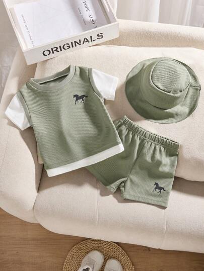 SHEIN Playful Pals 3 قطع / طقم مكون من ملابس علوية وشورت بقبعة للطفل/طفل صغير للصيف باللون الأزرق، قماش قطيفة، مناسب للعب اليومي الخارجي، المدرسة، العطلات، أنيق المظهر، مناسب للأسرة والرياضة والتجمعات
