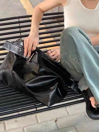 حقيبة كاجوال فاخرة للنساء، قابلة للحمل على الكتف، بتصميم فريد، أسلوب راقي ومرن، مصنوعة من جلد ناعم، مناسبة لحمل الأغراض اليومية