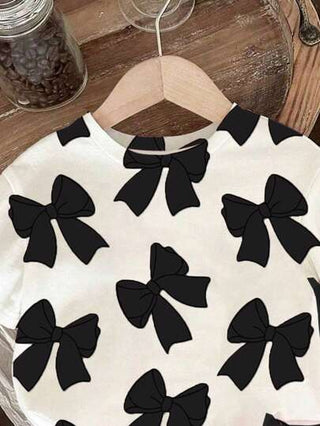 طقم ملابس للبنات الرضع من تي شيرت قصير الأكمام بياقة مستديرة مطبوع عليه الفيونكة ، وشورت أسيل مضفر قطعتين، ملابس منزلية بنقشة فيونكة سوداء ملابس بنات رضع كاجوال