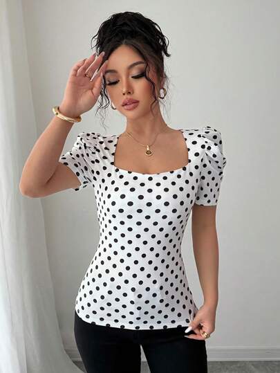 Elenzga تيشيرت نسائي أنيق وأنيق وعصري قصير الأكمام، ياقة جوهرية مجعدة، تصميم أكمام منتفخة، طباعة بنقاط سوداء/بيضاء، أسلوب ملائم للجسم، مناسب للعطلات، الربيع/الصيف