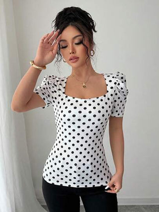 Elenzga تيشيرت نسائي أنيق وأنيق وعصري قصير الأكمام، ياقة جوهرية مجعدة، تصميم أكمام منتفخة، طباعة بنقاط سوداء/بيضاء، أسلوب ملائم للجسم، مناسب للعطلات، الربيع/الصيف