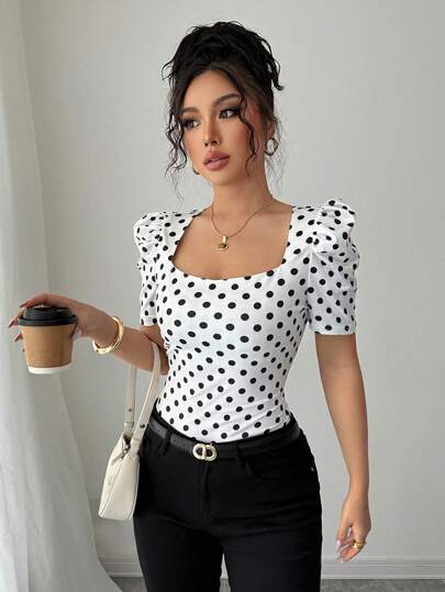 Elenzga تيشيرت نسائي أنيق وأنيق وعصري قصير الأكمام، ياقة جوهرية مجعدة، تصميم أكمام منتفخة، طباعة بنقاط سوداء/بيضاء، أسلوب ملائم للجسم، مناسب للعطلات، الربيع/الصيف