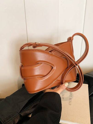 حقيبة كتف نسائية، تصميم مميّز بحواف متقاطعة