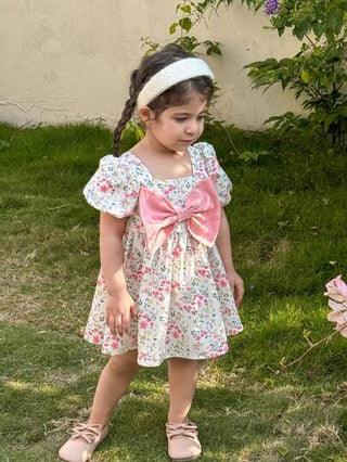 فساتين بيبي فستان كاجوال للفتاة الصغيرة بطباعة زهور صغيرة، بياقة مربعة، أكمام منتفخة ومزين بفيونكة