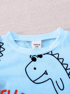 SHEIN مجموعة قطعتين ربيع وصيف للأولاد الصغار - طراز كاجوال ملون بطباعة ديناصور "مرحبا" على تيشيرت بياقة مستديرة قصير الأكمام وشورت جينز كلاسيكي. صُنع من أقمشة ناعمة ومريحة، والرسم المتميز للديناصور يضيف سحرًا طفوليًا إلى المظهر اليومي. ملابس أطفال بنين 3-