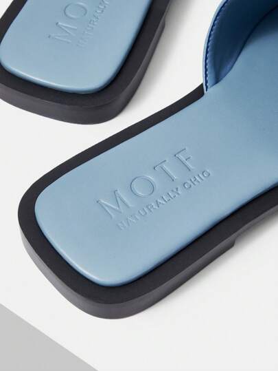 MOTF PREMIUM أحذية نسائية فرنسية رجعية عالية الجودة من جلد البولي يوريثان، مفتوحة الأصابع بتصميم مربع للأصابع، قاعدة مسطحة، لون أزرق متعدد الاستخدامات أنيق وأنيق، خفيفة الوزن، مانعة للانزلاق، سهلة الارتداء، صنادل مريحة