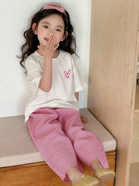 Dazy Kids طقم بيجامة لفتاة مكون من تي شيرت بأكمام قصيرة بطباعة قلب وبنطال مخطط