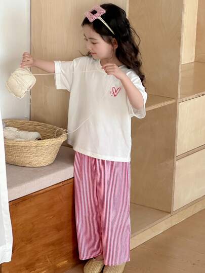 Dazy Kids طقم بيجامة لفتاة مكون من تي شيرت بأكمام قصيرة بطباعة قلب وبنطال مخطط