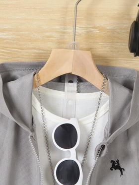 SHEIN Genkimix Kids مجموعة من 2 قطعة للأولاد الصغار، سترة هودي محبوكة وقصيرالأرجل ذات لون أحادي تناسب الصيف، قماش ناعم ومريح مناسب لارتداء اليومي