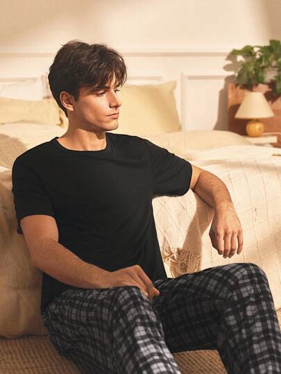 Manfinity Underwear&Sleepwear Basics بذلة بيجاما للرجال مكونة من بنطال قصير مربعات وتي شيرت أكمام قصيرة موحد اللون للصيف