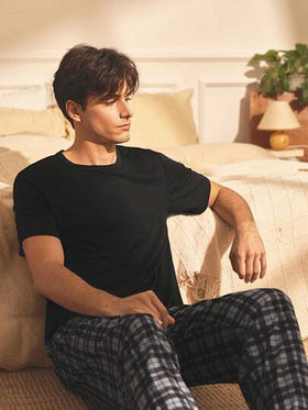 Manfinity Underwear&Sleepwear Basics بذلة بيجاما للرجال مكونة من بنطال قصير مربعات وتي شيرت أكمام قصيرة موحد اللون للصيف