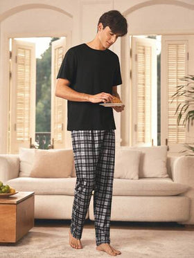 Manfinity Underwear&Sleepwear Basics بذلة بيجاما للرجال مكونة من بنطال قصير مربعات وتي شيرت أكمام قصيرة موحد اللون للصيف