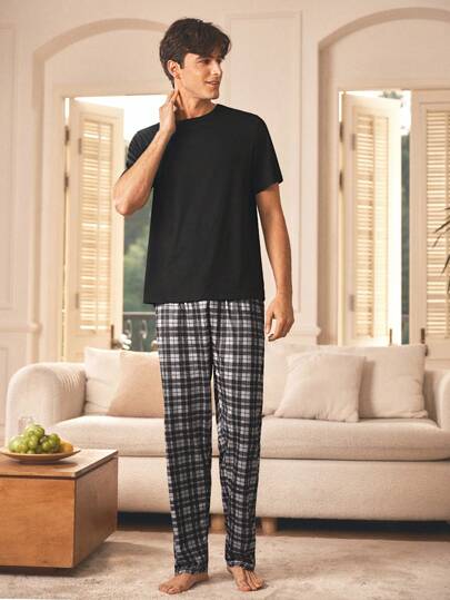 Manfinity Underwear&Sleepwear Basics بذلة بيجاما للرجال مكونة من بنطال قصير مربعات وتي شيرت أكمام قصيرة موحد اللون للصيف