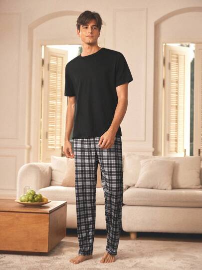 Manfinity Underwear&Sleepwear Basics بذلة بيجاما للرجال مكونة من بنطال قصير مربعات وتي شيرت أكمام قصيرة موحد اللون للصيف