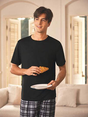 Manfinity Underwear&Sleepwear Basics بذلة بيجاما للرجال مكونة من بنطال قصير مربعات وتي شيرت أكمام قصيرة موحد اللون للصيف