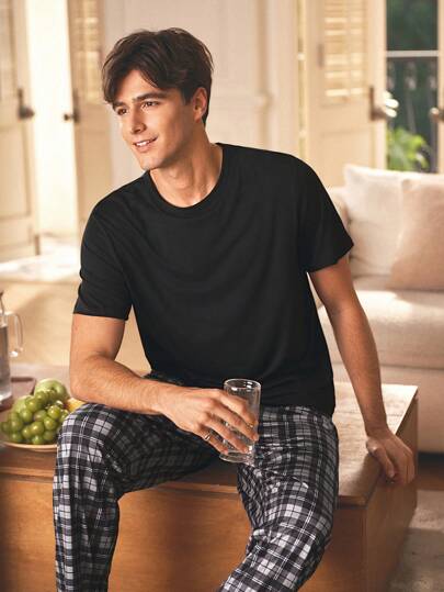 Manfinity Underwear&Sleepwear Basics بذلة بيجاما للرجال مكونة من بنطال قصير مربعات وتي شيرت أكمام قصيرة موحد اللون للصيف