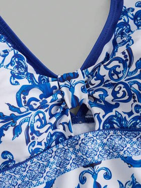 Swim Oasis سباحة/صيف للنساء موديل SS2025 ملابس شاطئ، بدلة سباحة، طبعة خزف أزرق وأبيض، بقطعة واحدة + تنورة قصيرة لتغطية
