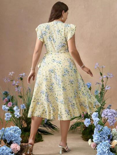 SunnyBelle فستان متوسط الطول قصير الأكمام بغرز الطيات والزهور الصغيرة المتكررة مناسب للمقاسات الكبيرة، مشدود الخصر قصة جرس