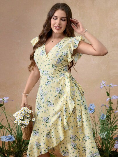 SunnyBelle فستان متوسط الطول قصير الأكمام بغرز الطيات والزهور الصغيرة المتكررة مناسب للمقاسات الكبيرة، مشدود الخصر قصة جرس
