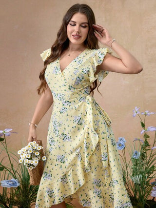 SunnyBelle فستان متوسط الطول قصير الأكمام بغرز الطيات والزهور الصغيرة المتكررة مناسب للمقاسات الكبيرة، مشدود الخصر قصة جرس