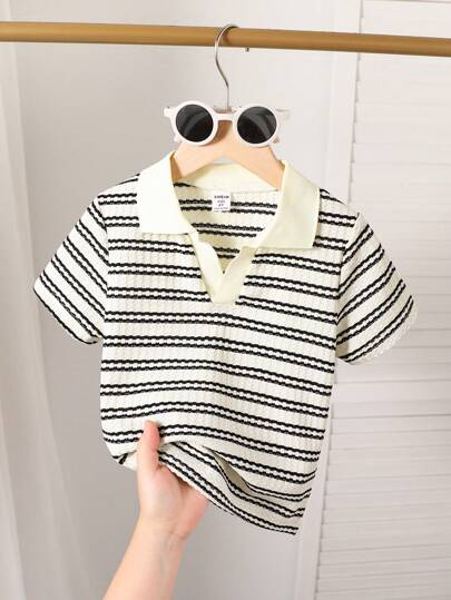 SHEIN Playful Pals قميص بولو مطرز بخطوط متموجة بياقة V لأولاد مناسب للأولاد من عمر 4 إلى 7 سنوات لارتداء في الربيع والصيف، قطعة واحدة