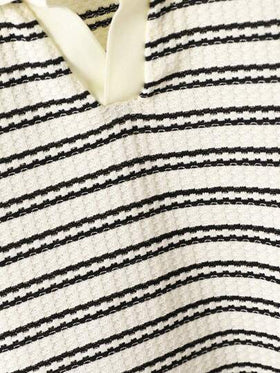 SHEIN Playful Pals قميص بولو مطرز بخطوط متموجة بياقة V لأولاد مناسب للأولاد من عمر 4 إلى 7 سنوات لارتداء في الربيع والصيف، قطعة واحدة