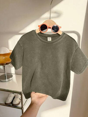 SHEIN قميص كاجوال رياضي للأولاد بتصميم ياباني وكوري ذو قصة واسعة, محلول بالماء ناعم ومريح بياقة مستديرة، مناسب للأطفال للعودة إلى المدرسة والحفلات والأعياد والأداءات والأعراس والمعمودية والرحلات وممارسة الرياضة في الربيع والصيف