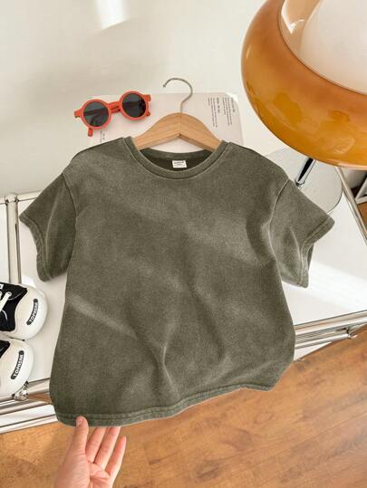 SHEIN قميص كاجوال رياضي للأولاد بتصميم ياباني وكوري ذو قصة واسعة, محلول بالماء ناعم ومريح بياقة مستديرة، مناسب للأطفال للعودة إلى المدرسة والحفلات والأعياد والأداءات والأعراس والمعمودية والرحلات وممارسة الرياضة في الربيع والصيف