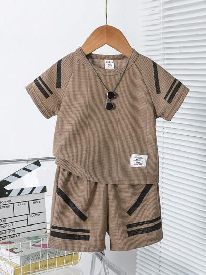 SHEIN Playful Pals مجموعة ملابس رضيع ولادي طباعة بسيطة تشمل تيشرت بأكمام راجلان وشورت ملائمة للصيف