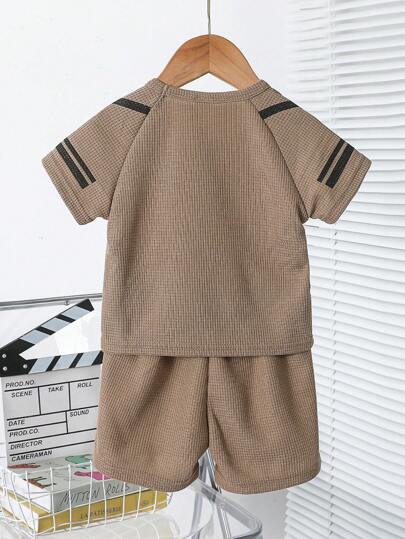 SHEIN Playful Pals مجموعة ملابس رضيع ولادي طباعة بسيطة تشمل تيشرت بأكمام راجلان وشورت ملائمة للصيف