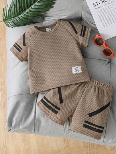 SHEIN Playful Pals مجموعة ملابس رضيع ولادي طباعة بسيطة تشمل تيشرت بأكمام راجلان وشورت ملائمة للصيف