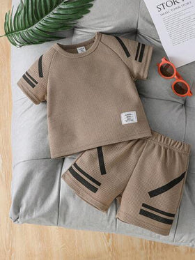 SHEIN Playful Pals مجموعة ملابس رضيع ولادي طباعة بسيطة تشمل تيشرت بأكمام راجلان وشورت ملائمة للصيف