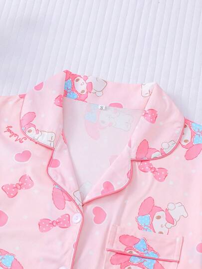 Sanrio مجموعة مرخصة من سانريو مكونة من قطعتين: طقم ملابس علوية مع ياقة على شكل قلب مطبوع وأربطة وشورت بأكمام قصيرة ، طقم بيجامات صيفي ، بيجامات لحفلات العطلات ، مريح للاستخدام المنزلي للنساء
