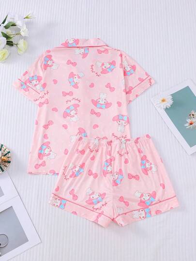Sanrio مجموعة مرخصة من سانريو مكونة من قطعتين: طقم ملابس علوية مع ياقة على شكل قلب مطبوع وأربطة وشورت بأكمام قصيرة ، طقم بيجامات صيفي ، بيجامات لحفلات العطلات ، مريح للاستخدام المنزلي للنساء