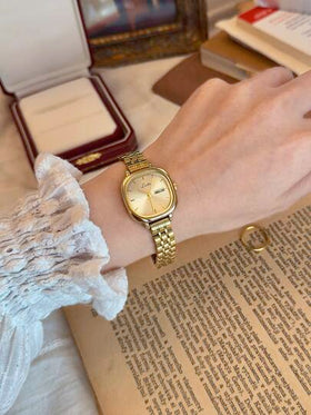 ساعة يد نسائية بطراز عتيق بلون ذهبي، ساعة كوارتز مربعة مقاومة للماء مع تقويم، تصميم فني أنيق وشخصي، مناسبة للارتداء اليومي والحفلات والمناسبات، هدية مع أداة ضبط الحجم