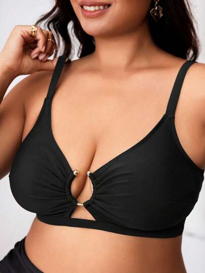 SHEIN Swim Basics ملابس علوية بكيني للنساء ذوات الحجم الكبير بتصميم أنثوي بحلقة متصلة ولون أحادي للاستخدام الصيفي على الشاطئ