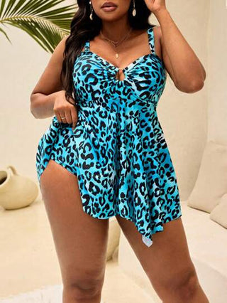 SHEIN Slayr CURVE مجموعة ملابس سباحة للنساء ذوات الحجم الكبير، مكونة من ملابس علوية مشكلة بفاصل دائري وتنورة سباحة قصيرة منفرجة بطبعة نمر، مع شورت سباحة مطبع بنفس الطبعة، طقم ملابس سباحة للعطلات والشاطئ