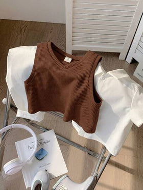 SHEIN مجموعة 3 قطع للأولاد الرضع تتكون من سترة بنية وقميص أبيض بياقة وأكمام قصيرة وبنطلون، بتصميم كاجوال بأسلوب بريطاني رسمي، مناسب للاستخدام في مناسبات مثل عيد الميلاد والمعمودية والزفاف والعروض