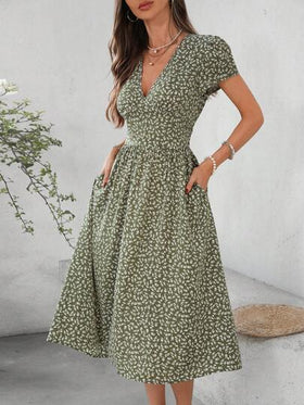SHEIN Clasi فستان أنيق متوسط الطول بطبعة زهور صغيرة على خلفية خضراء، قصير الأكمام بياقة على شكل حرف V، قطع وتجاعيد ، مناسب للاستخدام اليومي والعطلات، موسم الربيع/الصيف