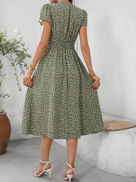 SHEIN Clasi فستان أنيق متوسط الطول بطبعة زهور صغيرة على خلفية خضراء، قصير الأكمام بياقة على شكل حرف V، قطع وتجاعيد ، مناسب للاستخدام اليومي والعطلات، موسم الربيع/الصيف